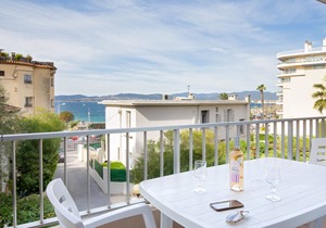 Air-conditioned studio for 2, near beach and shops, WiFi