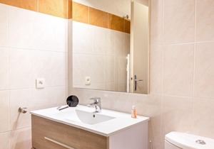 Air-conditioned studio for 2, near beach and shops, WiFi