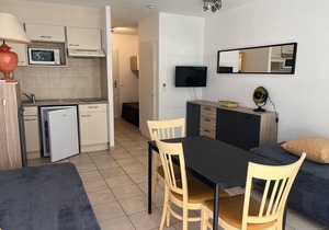 Air-conditioned studio near beach and shops, balcony, parking, linens, and wifi available