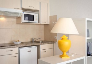 Air-conditioned studio near beach and shops, balcony, parking, linens, and wifi available