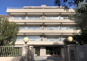 Air-conditioned studio near beach and shops, balcony, parking, linens, and wifi available