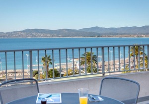 Air-conditioned studio for 2 near beach and shops with balcony and wifi in Saint-Raphaël