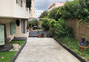 Apartment 3p ground floor 75 m2 large terrace 200m sea 2 parkings
