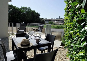 APARTMENT - CHARM AND COMFORT - WITH TERRACE IN RESIDENCE IN QUIET JONZAC