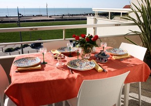 Apartment for 4, close to beach, balcony with ocean view