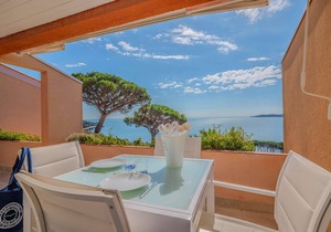 Apartment in Sainte-Maxime with panoramic sea view, swimming pool and private beach access
