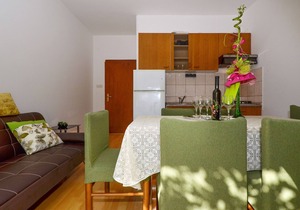 Apartments Mira (25051-A2) - Trogir