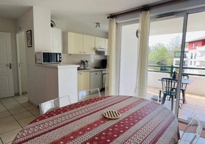 Appartement Confortable avec Parc, Piscine, et Parking à Cambo-les-Bains - FR-1-495-9