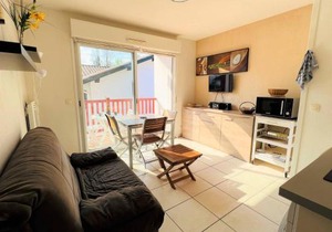 Appartement T1 Bis avec Terrasse et Piscine à Cambo-les-Bains, 1 Chambre, Parking Privé - FR-1-495-4