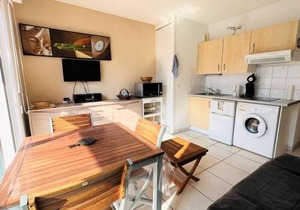 Appartement T1 Bis avec Terrasse et Piscine à Cambo-les-Bains, 1 Chambre, Parking Privé - FR-1-495-4