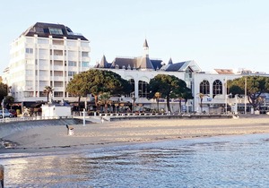 Arcachon center, renovated T3 with secure parking, direct beach access