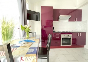 At the heart of FLEET IN RE, Gite for 2 people, private patio, private parking