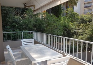 Beachfront City Center Apt - 2 Rooms, Balcony, A/C, WiFi, Close to Shops and Beach