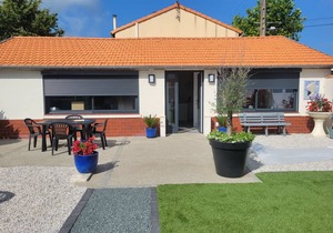 Beachside House with Garden, Parking, & Close to La Rochelle – Sleeps 6