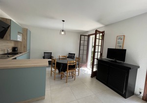 Beautiful 4-person beachfront apartment with sea view