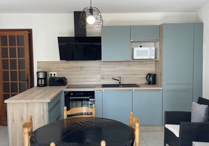 Beautiful 4-person beachfront apartment with sea view