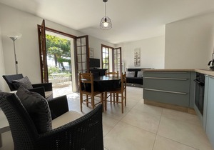 Beautiful 4-person beachfront apartment with sea view