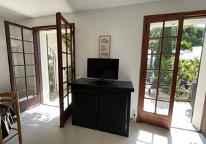 Beautiful 4-person beachfront apartment with sea view