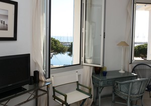 Beautiful T2 apartment on 1st floor on the Port of La Londe Les Maures