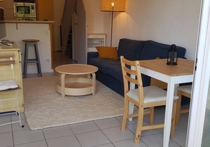 Bright, comfortable apt with swimming pool, view of the golf course and 500 m from the beaches.