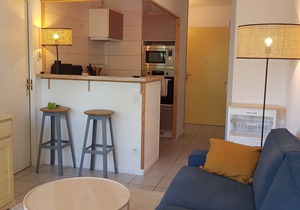 Bright, comfortable apt with swimming pool, view of the golf course and 500 m from the beaches.