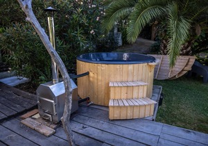 Cabin located in a natural environment, located between sea and mountain.