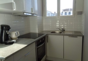 Central Arcachon Apartment with Sea Views, Parking & Balcony, Steps from Beach & Shops