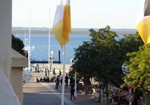 Central Arcachon Apartment with Sea Views, Parking & Balcony, Steps from Beach & Shops