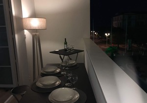 Central Arcachon Apartment with Sea Views, Parking & Balcony, Steps from Beach & Shops