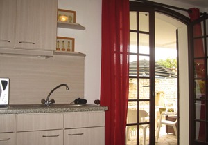 Charming studio for 2 people with terrace 100 meters from the sea and the beach