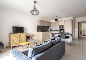 "Charming 2BR Apartment in Arcachon Centre with Parking, Balcony & Modern Amenities"