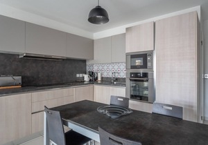 "Charming 2BR Apartment in Arcachon Centre with Parking, Balcony & Modern Amenities"