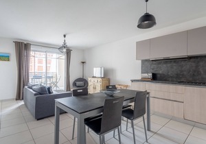 "Charming 2BR Apartment in Arcachon Centre with Parking, Balcony & Modern Amenities"