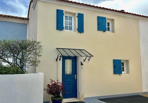 Charming 2BR House with Pool, Balcony, WiFi, and Private Garden Near Beach