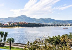 Charming Apartment with Balcony, 2 Bedrooms, 5min Drive to Beach, Quiet Area in Hendaye