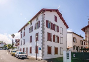 Charming Apartment with Balcony, 2 Bedrooms, 5min Drive to Beach, Quiet Area in Hendaye