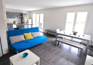 Charming Renovated House 200m from Beach & port - Sleeps 6-8, A/C