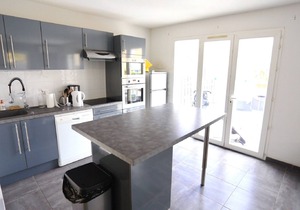 Charming Renovated House 200m from Beach & port - Sleeps 6-8, A/C