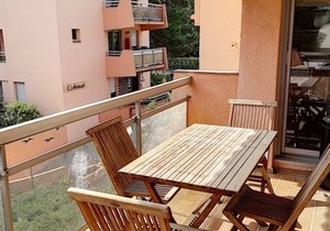 Charming T2 with Large Terrace, Near Beach and Shops in La Favière, Bormes-les-Mimosas