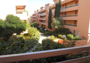 Charming T2 with Large Terrace, Near Beach and Shops in La Favière, Bormes-les-Mimosas