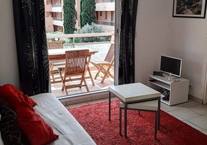 Charming T2 with Large Terrace, Near Beach and Shops in La Favière, Bormes-les-Mimosas