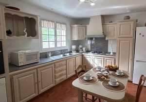 Charming Villa with Private Pool, Gym, and Garden Near Historic Villages