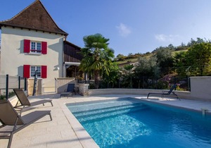 Charming Villa with Private Pool, Gym, and Garden Near Historic Villages