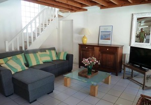 Comfortable House for 8 with Secure Pool, WiFi, 100m from Beach