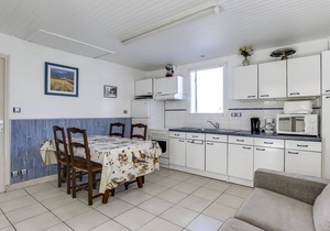 Cozy Beach House: Steps from Center, 400m to Ocean, Sleeps 6