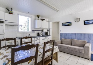 Cozy Beach House: Steps from Center, 400m to Ocean, Sleeps 6