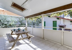 Cozy Beach House: Steps from Center, 400m to Ocean, Sleeps 6