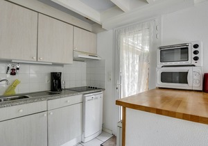 Cozy Duplex for 4 with Enclosed Garden, Quiet Area, Near Beach