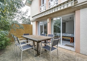 Cozy Duplex for 4 with Enclosed Garden, Quiet Area, Near Beach