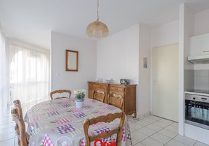 Cozy T2 Apartment with Pool Access, Steps from Beach and Shops